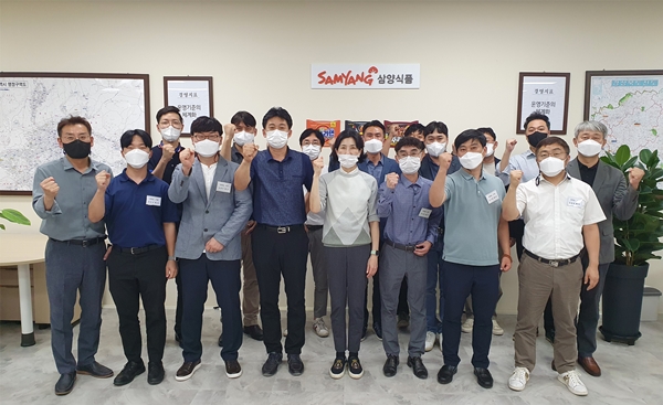 김정수 삼양식품 총괄사장(앞줄 왼쪽 다섯째)이 경북영업팀을 방문해 직원들과 기념사진을 찍고 있다. (사진=삼양식품)