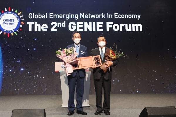 구자열 LS그룹 회장(오른쪽)이 29일 전주시에서 열린 제2회 지니포럼에서 지니어워즈를 수상하고 송하진 전라북도 도지사와 기념촬영을 하고 있다. (사진=LS그룹)