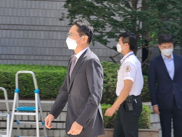 삼성물산·제일모직 합병 과정에서 인위적으로 제일모직 주가를 띄우고 삼성물산 주가를 낮추는 등 부당한 행위를 지시한 혐의를 받고 있는 이재용 삼성전자 부회장이 19일 오전 서울 서초구 중앙지방법원에서 열린 1심 속행 공판에 출석하고 있다.