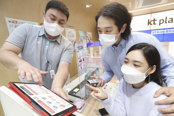 모델들이 신혼 미리 결합 혜택을 설명하고 있다. (사진=KT)