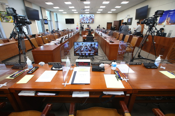 1일 오전 서울 여의도 국회에서 열린 2021년도 과학기술정보방송통신위원회 국정감사에서 국민의힘 의원들이 회의장에 '이재명 판교 대장동게이트 특검 수용하라'고 적힌 손팻말을 들고 입장한 것에 대해 더불어민주당이 항의하며 퇴장, 파행을 겪고 있다. (사진=연합뉴스)