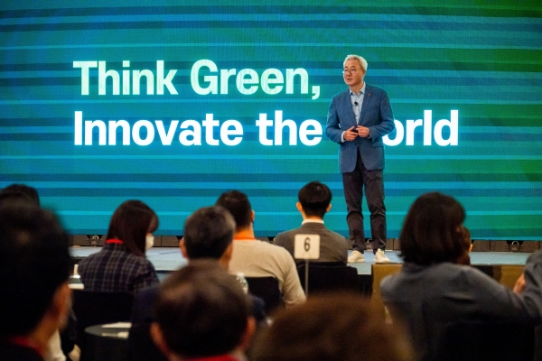 김준 SK이노베이션 총괄사장이 2일(현지시각) 미국 샌프란시스코에서 열린 '글로벌 포럼'에서 현장 참석자들에게 SK이노베이션의 파이낸셜스토리 전략과 회사의 미래 비전 등을 소개하고 있다. (사진=SK이노베이션)