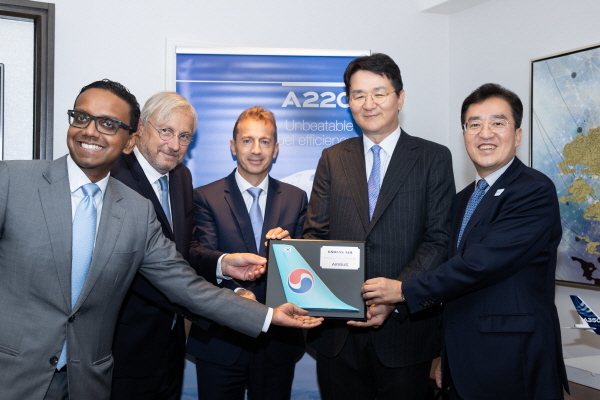 (사진 왼쪽부터) 아난드 스탠리(Anand Stanley) 에어버스 아태지역 총괄대표(Head of Airbus Asia Pacific), 크리스찬 쉬어러(Christian Scherer) 에어버스 최고커머셜책임자(CCO:Chief Commercial Officer), 기욤 포리(Guillaume Faury) 에어버스 최고경영자(CEO), 조원태 대한항공 회장, 이수근 대한항공 Operation 부문 부사장. (사진=대한항공)