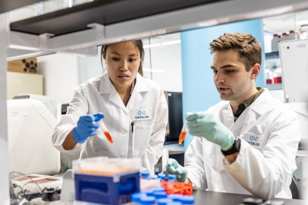 차세대 데이터 저장기술 회사인 카탈로그 테크놀로지(Catalog Technologies) 연구원의 연구 모습 (사진=한화임팩트)