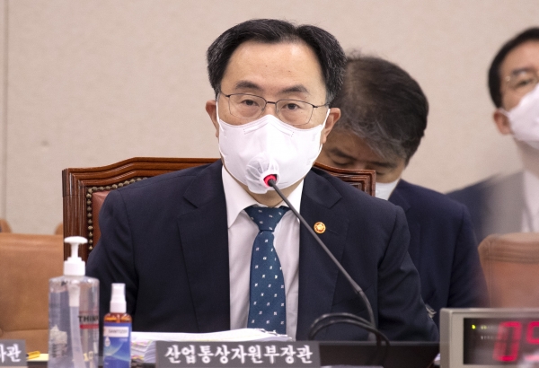 문승욱 산업통상자원부 장관이 5일 국회 산업통상자원중소벤처기업위원회의 산업통상자원부 국정감사에서 답변하고 있다. (사진=연합뉴스)