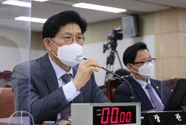노형욱 국토교통부 장관이 5일 정부세종청사에서 열린 국회 국토교통위원회의 국토교통부, 행정중심복합도시건설청, 새만금개발청 국정감사에서 위원 질의에 답변하고 있다. (사진=연합뉴스)