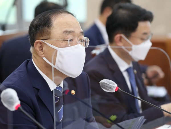 홍남기 경제부총리 겸 기획재정부 장관이 5일 국회 기획재정위원회의 기획재정부 국정감사에서 답변하고 있다.