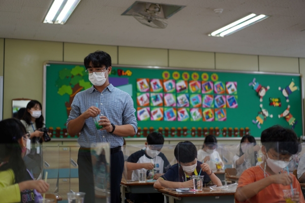 인천소래초등학교에서 해양환경보전 교안 '사랑海, 바다SEA'를 활용해 수업을 진행하고 있다. (사진=포스코건설)