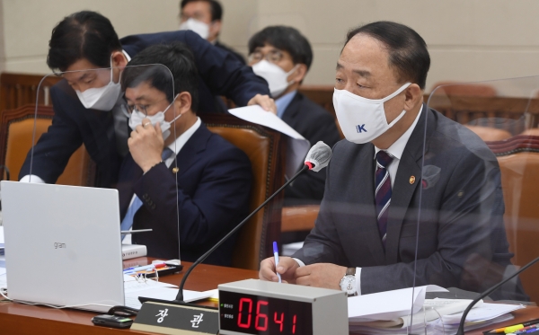 홍남기 경제부총리 겸 기획재정부 장관이 6일 서울 여의도 국회에서 열린 국회 기획재정위원회의 기획재정부에 대한 국정감사에서 답변하고 있다.