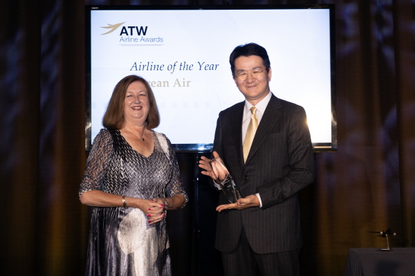카렌 워커(Karen Walker) ATW 총괄편집장(왼쪽)과 조원태 한진그룹 회장이 기념 사진을 촬영하고 있다. (사진=대한항공)