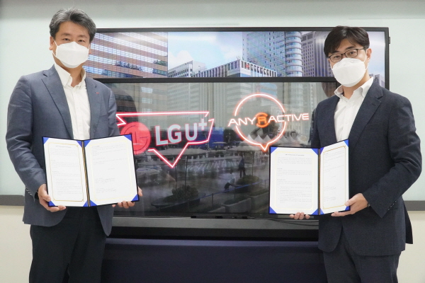 강종오 LG유플러스 스마트시티사업담당 상무(왼쪽)와 임성현 애니랙티브 대표가 투명 OLED 앞에서 기념촬영을 하고 있는 모습. (사진=LG유플러스)