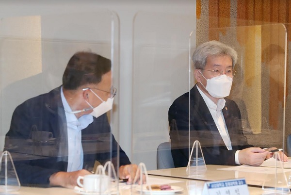 고승범 금융위원장(오른쪽)이 27일 오전 서울 명동 은행회관에서 열린 '경제·금융전문가 간담회'에서 발언하고 있다.  (사진=금융위원회)