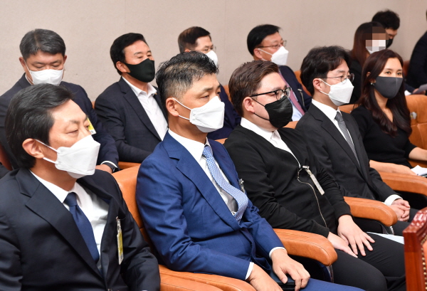 김범수 카카오 의장이 7일 서울 여의도 국회에서 열린 산업통상자원중소벤처기업위원회의 중소벤처기업부 등에 대한 국정감사에서 증인으로 출석해 자리하고 있다.  (사진=연합뉴스)