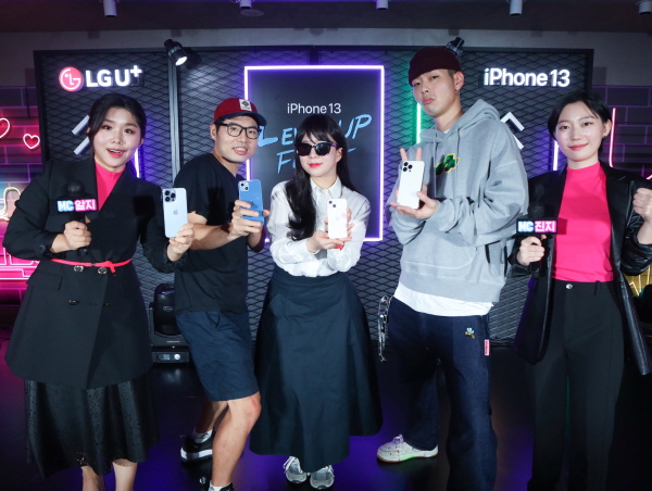 LG유플러스가 개최한 비대면 아이폰13 출시 행사에서 게스트들이 오전 12시 정각에 카운트다운과 함께 아이폰13 언박싱을 진행하는 모습. (왼쪽부터) 방구석리뷰룸, 에디터H, 샘바이펜. (사진=LG유플러스)