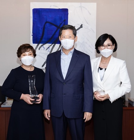 시상식에 참석한 정몽윤 현대해상 회장(가운데), 설계사부문 대상 김경애씨(왼쪽), 대리점부문 대상 남상분씨(오른쪽)가 기념사진을 촬영하고 있다. (사진=현대해상)