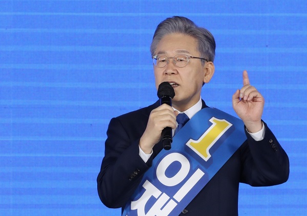 이재명 더불어민주당 대선 경선 후보가 10일 오후 서울 송파구 SK올림픽핸드볼경기장에서 열린 제20대 대통령선거 후보자 선출을 위한 서울 합동연설회에서 정견발표를 하고 있다. (사진=연합뉴스)