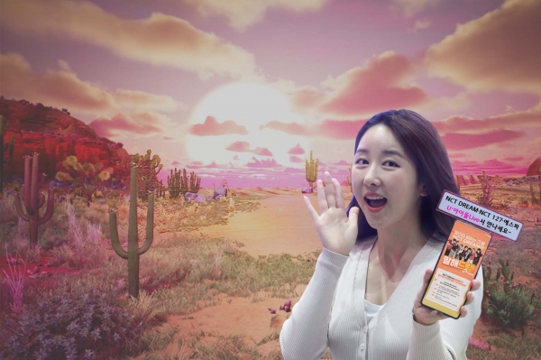 LG유플러스 모델이 12일 열리는 'NCT DREAM'의 XR 쇼를 알리는 모습. (사진=LG유플러스)