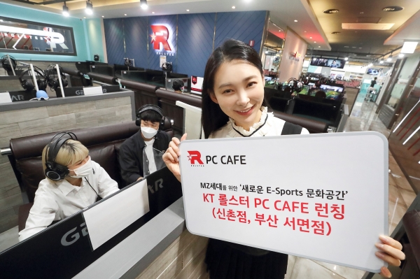 모델들이 롤스터 PC카페 신촌점에서 롤스터 PC카페에 대해 설명하고 있다. (사진=KT)