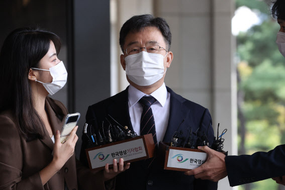 화천대유자산관리(화천대유) 대주주 김만배 씨가 11일 오전 서울 서초구 서울중앙지검에 피의자 신분으로 출석하며 취재진의 질문에 답하고 있다. (사진=연합뉴스)