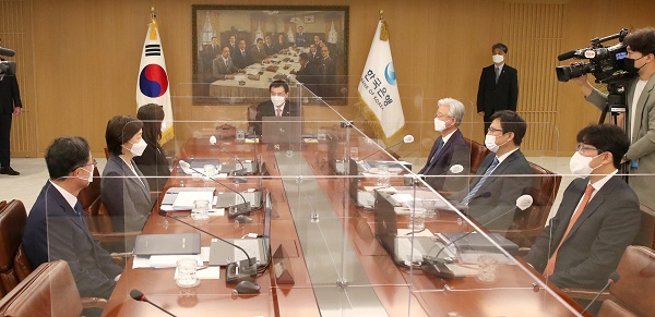 이주열 한국은행 총재가 12일 오전 서울 중구 한국은행에서 열린 금융통화위원회 본회의에서 회의를 주재하고 있다. (사진=한국은행)