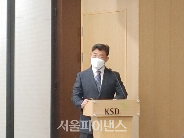 이형근 한국예탁결제원 벤처넷구축추진단장이 13일 서울 여의도에 위치한 한국예탁결제원에서 벤처넷 시스템에 대해 설명하고 있다.(사진=박조아 기자)