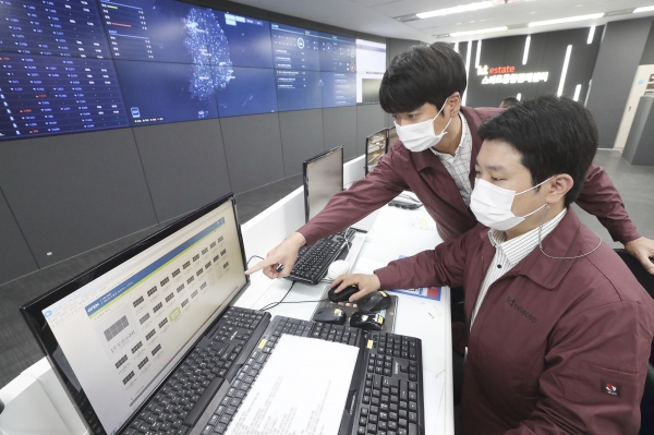 경기도 분당에 위치한 KT에스테이트 스마트통합관제센터에서 관계자들이 실시간 모니터링을 하고 있다. (사진=KT)