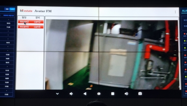 통합관제센터에서 실시간으로 현장 상황을 볼 수 있는 원격 영상관제솔루션인 '아바타FM'을 시연하고 있다. (사진=이호정 기자)