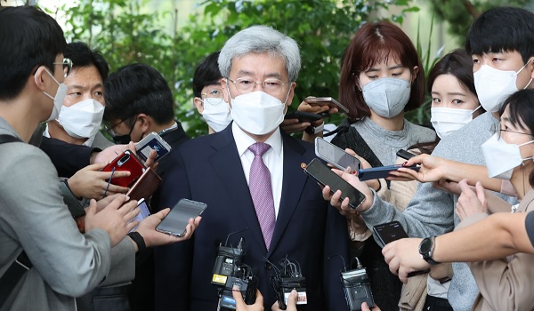 고승범 금융위원회 위원장이 14일 오전 서울 여의도 금융투자협회에서 열린 투자자 교육 플랫폼 '알투플러스' 오픈 기념회에 참석한 뒤 취재진 질문에 답하고 있다. (사진=연합뉴스)