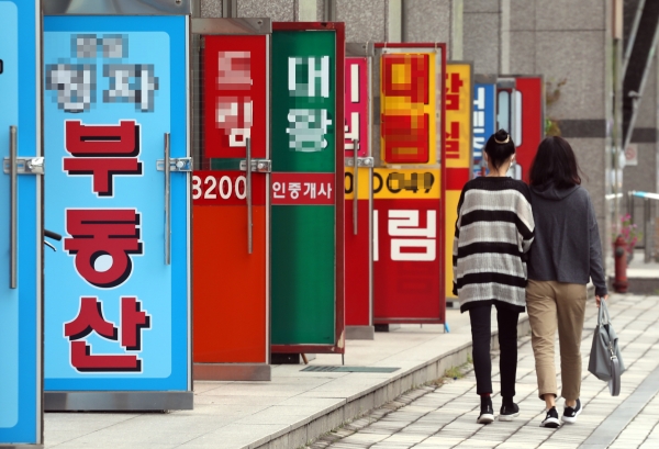 지난 11일 서울 송파구의 공인중개업소들이 밀집한 상가 앞으로 시민들이 걸어가고 있다. (사진=연합뉴스)