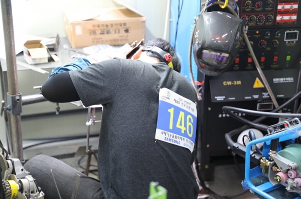 지난 5일 대전에 위치한 충남기계공업고등학교에서 진행중인 '제 56회 전국기능경기대회' 용접 직종 경기에 참가한 선수가 과제를 수행하고 있다. (사진=삼성전자)