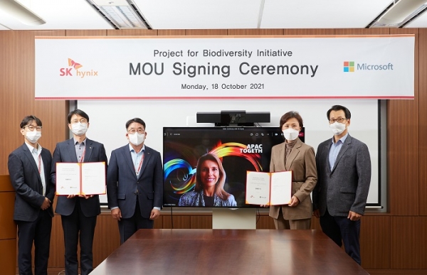 SK하이닉스가 마이크로소프트와 '안성천 종(種) 다양성 연구 및 디지털 그린 인재 양성 사업'을 위한 양해각서(MOU)를 체결했다. (사진 왼쪽부터) 조성봉 SK하이닉스 SV전략 팀장, 김윤욱 SK하이닉스 지속경영담당 부사장, 김동섭 SK하이닉스 대외협력총괄 사장, 안드레아 델라 마테아 마이크로소프트 아시아 태평양 지역 사장, 이지은 한국마이크로소프트 대표, 김원태 한국마이크로소프트 부문장이 MOU 체결 후 기념사진을 촬영하고 있다. (사진=SK하이닉스)