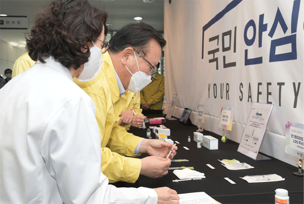 김부겸 국무총리가 19일 오후 식품의약품안전처에서 코로나19 백신 접종용 주사기를 살펴보고 있다. (사진=식품의약품안전처) 