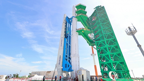 한국형 발사체 누리호가 발사 예정일 하루 전날일 20일 오전 11시 30분경 발사대에 기립됐다.