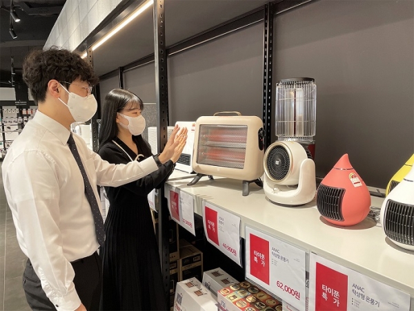 전자랜드 타이푼에서 고객들이 난방가전을 살펴보고 있다. (사진=전자랜드)