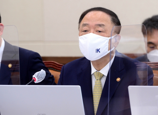 홍남기 경제부총리 겸 기획재정부 장관이 21일 오전 서울 여의도 국회에서 열린 기획재정위원회의 기획재정부, 한국은행 등에 대한 종합감사에 참석해 의원들의 질의에 답변하고 있다. (사진= 연합뉴스)