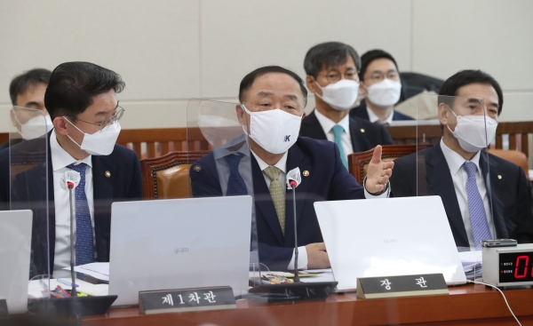 홍남기 경제부총리 겸 기획재정부 장관(가운데)이 21일 오전 서울 여의도 국회에서 열린 기획재정위원회의 기획재정부, 한국은행 등에 대한 종합감사에서 의원들의 질의에 답변하고 있다.