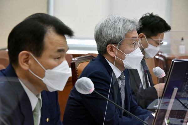 고승범 금융위원장이 21일 서울 여의도 국회에서 열린 정무위원회 종합감사에서 답변하고 있다. (사진=연합뉴스)