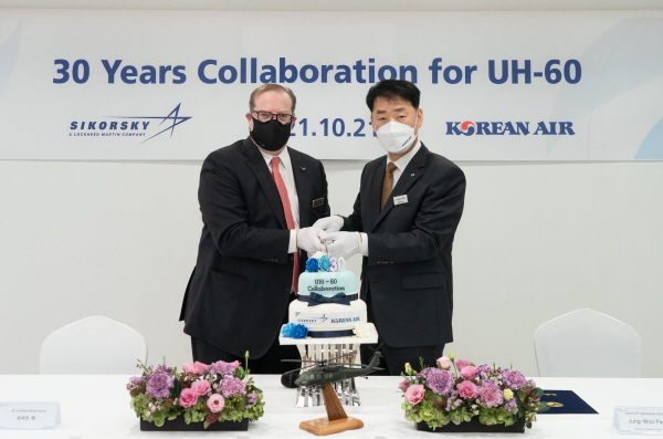 로버트 랭(Robert Laing) 록히드마틴 한국지사장(사진 왼쪽)과 박정우 대한항공 항공우주사업본부 본부장. (사진=대한항공)