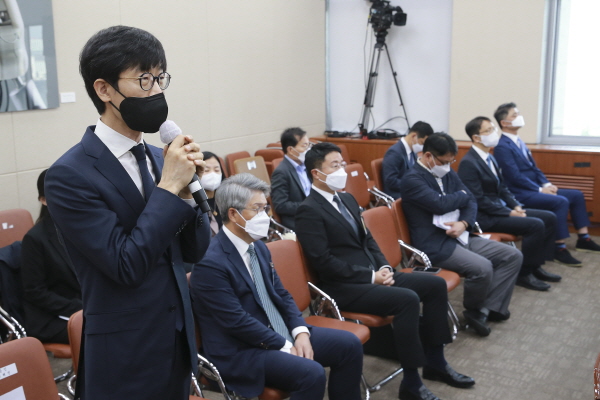 이해진 네이버 글로벌투자책임자가 21일 오후 서울 여의도 국회에서 열린 과학기술정보방송통신위원회의 방송통신위원회 소관 감사대상 기관 종합감사에 출석, 의원질의에 답변하고 있다. (사진=연합뉴스)