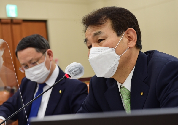 정은보 금융감독원장이 국회에서 열린 정무위원회의 금융감독원에 대한 국정감사에서 의원 질의에 답변하고 있다. (사진=연합뉴스)