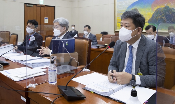 김정각 금융정보분석원장(오른쪽)이 국회에서 열린 정무위원회 국정감사에서 답변하고 있다. (사진=연합뉴스)