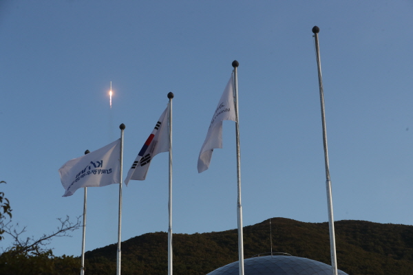 21일 오후 전라남도 고흥군 나로우주센터에서 누리호를 발사하고 있다. (사진=과학기술정보통신부)