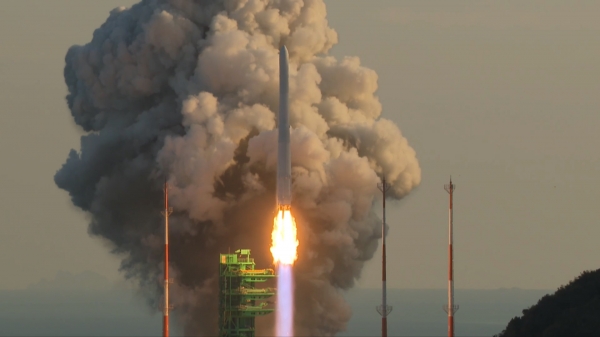 순수 국내 기술로 설계·제작된 한국형 발사체 누리호(KSLV-II)가 21일 오후 전남 고흥군 봉래면 나로우주센터에서 발사되고 있다. (사진=연합뉴스)