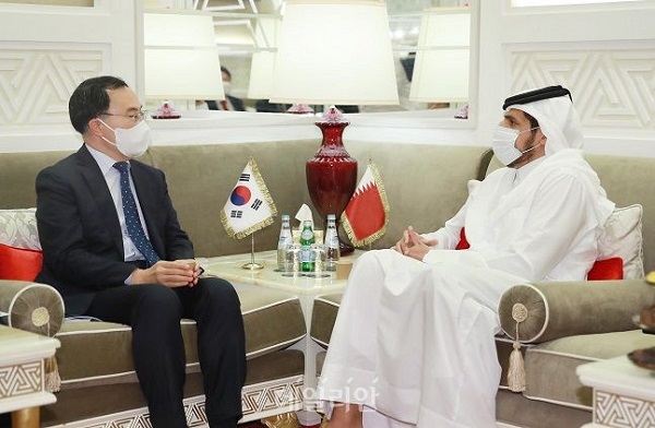 산업통상자원부는 24일(현지시간) 문승욱 장관이 카타르 도하 쉐라톤호텔 마즐리스홀에서 셰이크 모하메드 빈 하마드 빈 카심 알 압둘라 알타니(H.E. Sheikh Mohamed bin Hamad bin Qassim Al-Abdullah al-Thani) 카타르 통상산업부 장관과 면담을 갖고, 부산엑스포 유치 지지 요청, 한-카타르간 교역·투자 확대, 카타트 건설플랜트 수주 지원 등의 의제를 논의했다고 밝혔다.(사진=산업통상자원부)