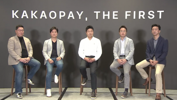 (왼쪽부터) 이진 CBO, 장기주 CFO, 류영준 CEO, 신원근 CSO, 이승효 CPO가 카카오페이 온라인 기자간담회에서 질문에 답하고 있다.(사진=서울IR)