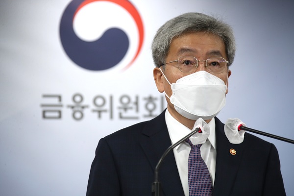 고승범 금융위원장이 26일 정부서울청사에서 가계부채 관리방안을 발표하고 있다. (사진=연합뉴스)