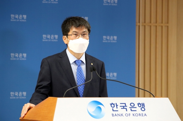 황상필 한국은행 경제통계국장이 26일 오전 서울 중구 한국은행에서 2021년 3분기 실질 국내총생산(속보)의 주요 특징을 설명하고 있다. (사진= 한국은행)