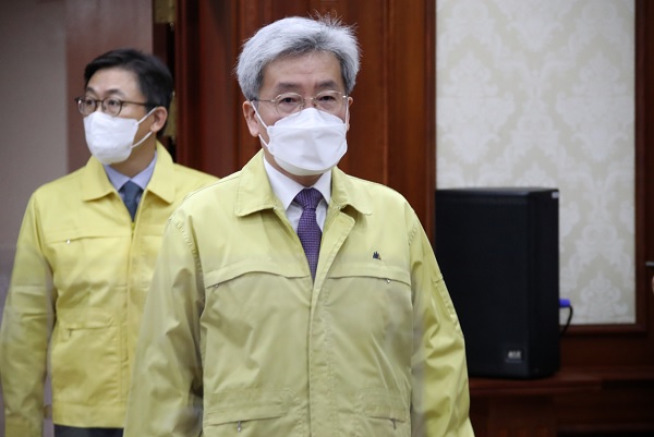 고승범 금융위원장이 26일 정부서울청사에서 열린 제47차 비상경제 중앙대책본부 회의에 참석하고 있다. (사진=연합뉴스)