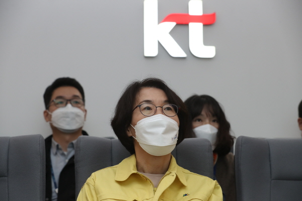 임혜숙 과학기술정보통신부 장관이 26일 오후 KT 네트워크관제센터를 방문해 이철규 KT 부사장으로부터 인터넷 장애 관련 원인 및 재발방지 대책 등의 설명을 듣고 있다. (사진=과학기술정보통신부)