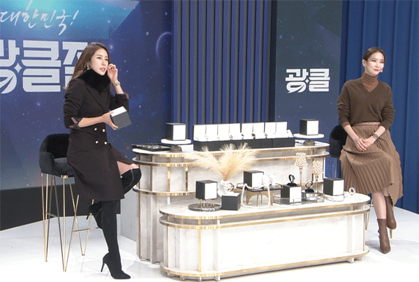 롯데홈쇼핑이 지난 14~24일 '대한민국 광클절' 기간 편성한 명품특집 방송 장면. (사진=롯데홈쇼핑) 